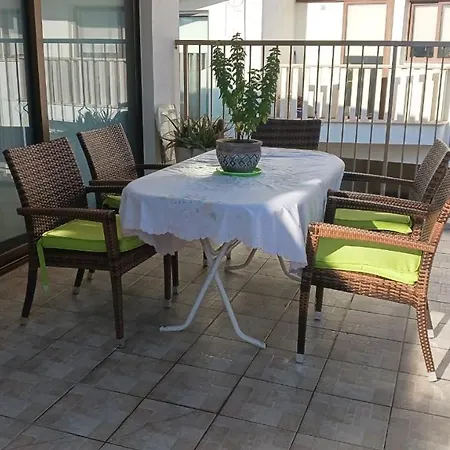 Extremely Comfy With Spacious Private Terrace 10min Walk To The & In Town * 拉纳卡