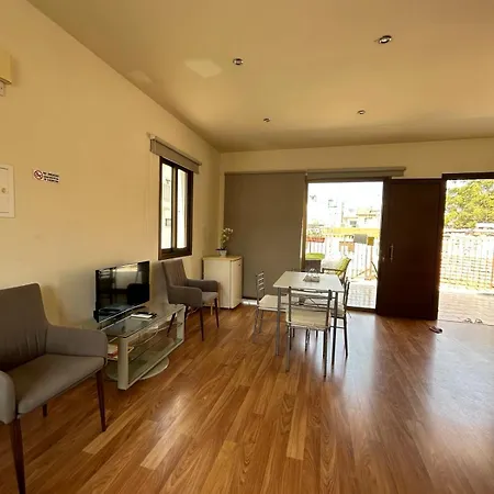 Дом отдыха Extremely Comfy With Spacious Private Terrace 10min Walk To The & In Town Ларнака