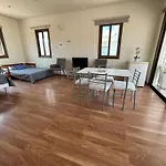 Extremely Comfy With Spacious Private Terrace 10min Walk To The & In Town Feriehus