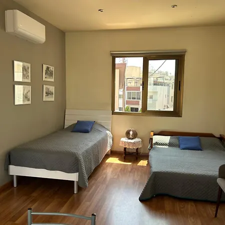 Extremely Comfy With Spacious Private Terrace 10min Walk To The & In Town * Λάρνακα
