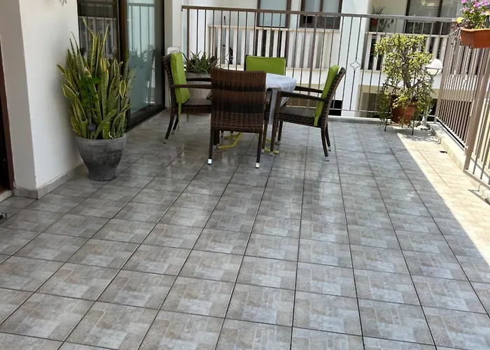 Extremely Comfy With Spacious Private Terrace 10min Walk To The & In Town Λάρνακα