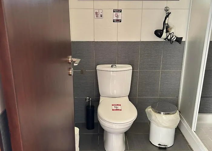 Extremely Comfy With Spacious Private Terrace 10min Walk To The & In Town * Λάρνακα