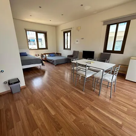 Extremely Comfy With Spacious Private Terrace 10min Walk To The & In Town Будинок відпочинку Ларнака